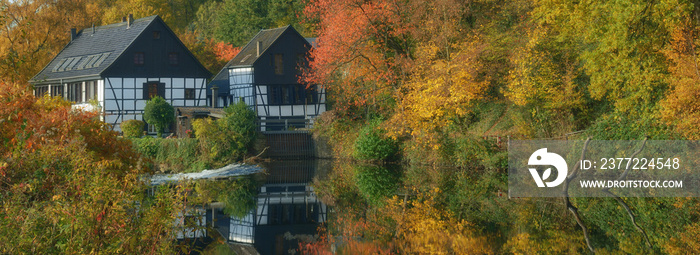 德国北莱茵-威斯特法伦Wipperkotten的Solingen的Herbst im Bergischen Land an der Wupper