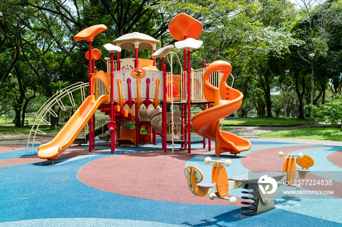 公园里有滑梯的彩色户外儿童游乐场