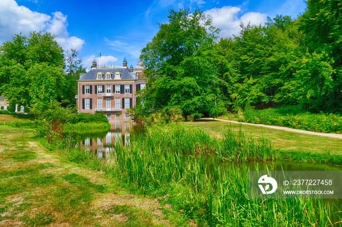 Historisches Herrenhaus in einem großen Park in Arnheim