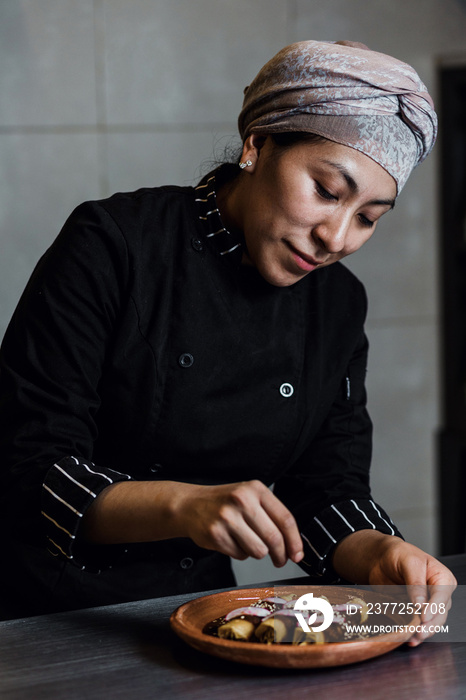 西班牙女厨师在墨西哥餐厅厨房烹饪传统墨西哥美食