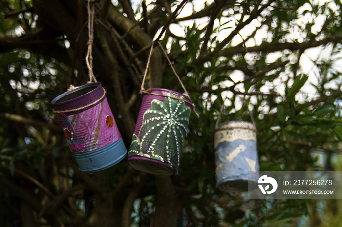 装饰回收锡罐，制成挂在树上的花盆。手工制作，回收，儿童