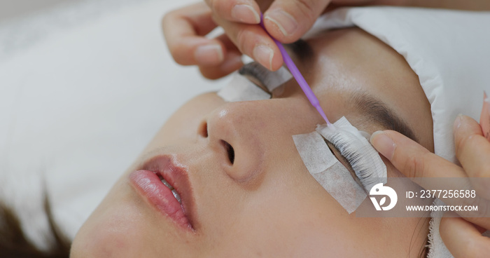 Woman perm her eyelash at beauty salon