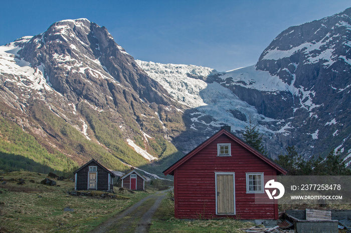 Almsiedlung vor einem Ausläufer des Jostedalsbreen