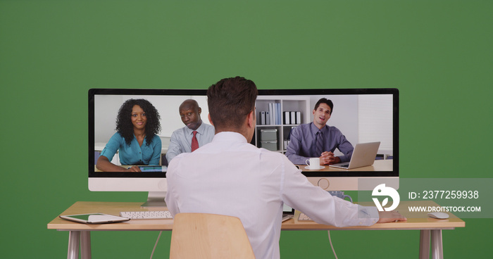员工通过绿屏视频聊天进行基于互联网的网络会议