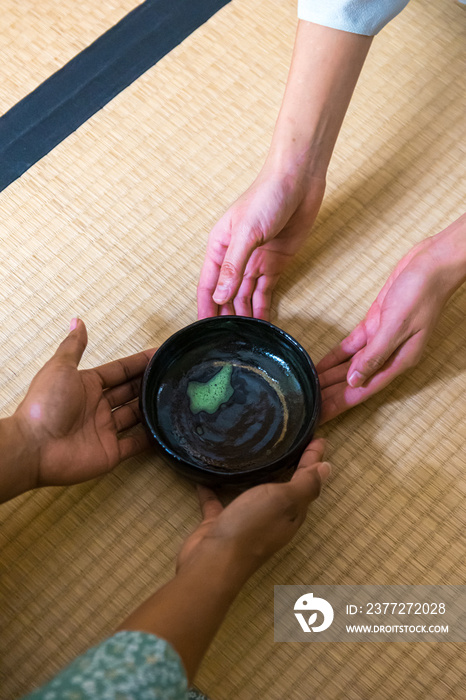 黑人妇女手把茶碗还给日本妇女，茶大师，森里圭手在dri之后
