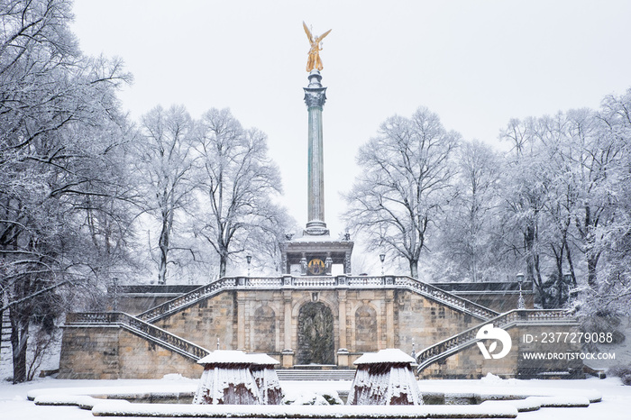 Friedensengel in München im Winter bei Schneefall