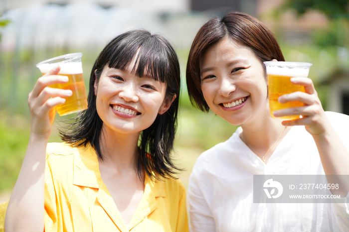 ビールを飲む女性