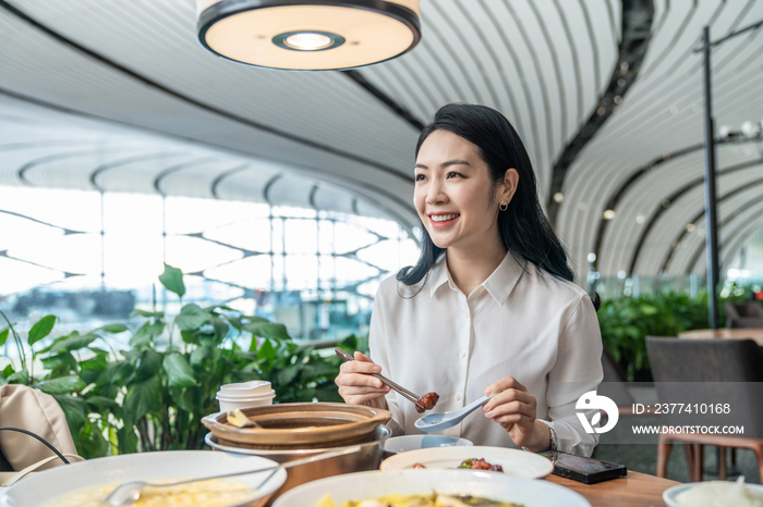 商务女士用餐