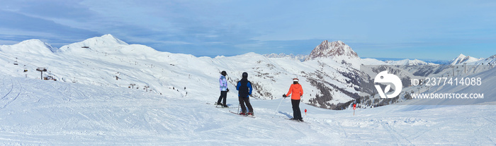 Schönes Winterpanorama im Skigebiet Wildkogel bei Bramberg in Österreich, mit Skifahrer an der Piste.