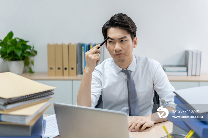 商务男士在办公室加班