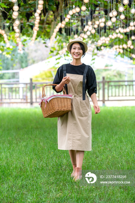 年轻女子在果园采摘葡萄