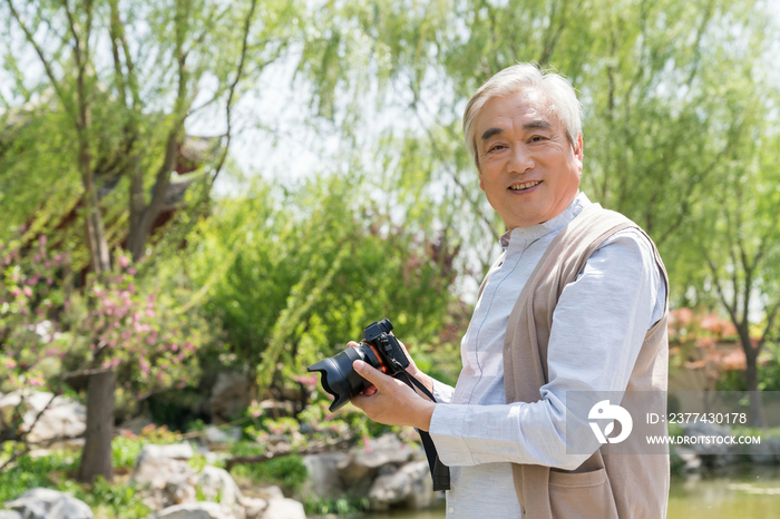 老年男子旅游