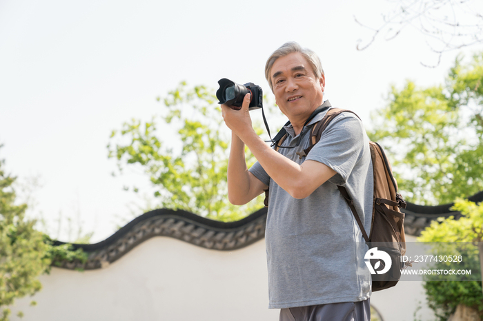 老年男子旅游拍照