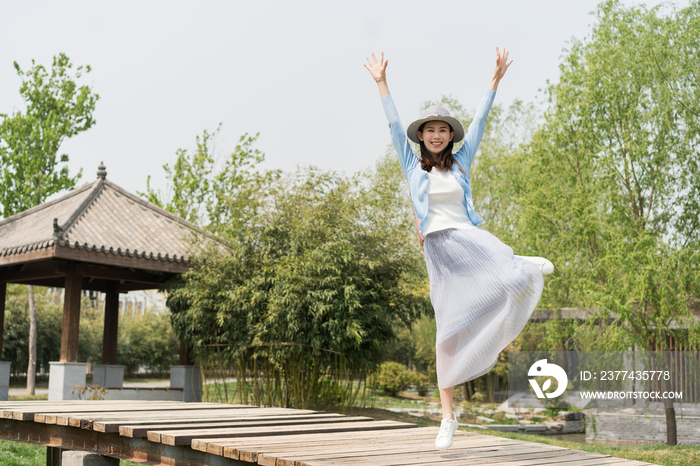 年轻女子旅游