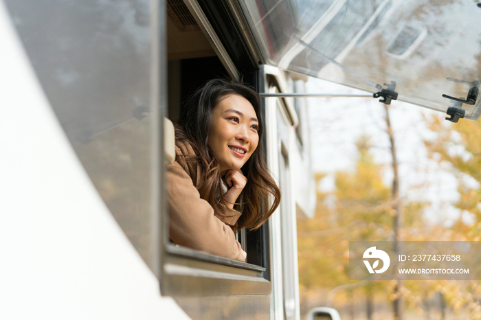 年轻女子自驾旅行