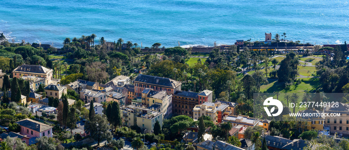 I parchi di Nervi visti dalla collina dietro la città (Genova)