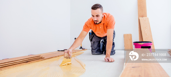 Handwerker verlegte Parkett in einem modernen Haus