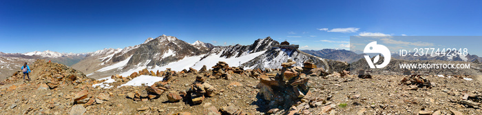 Panoramica delle cime con i sentieri presso il ghiacciaio del similaun alla ricerca della mummia di Otzi