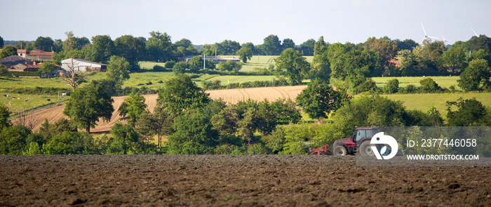 Tracteur au travail dans les champs en France.