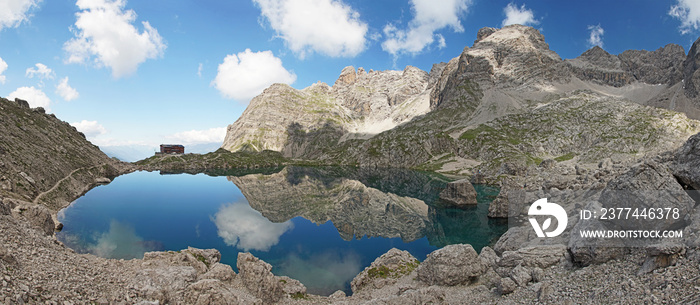 Bergsee mit Karlsbader Hütte in den Lienzer Dolomiten