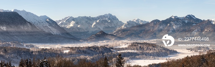 Panorama Landschaft in Bayern im Wettersteingebirge und Zugspitze im Winter