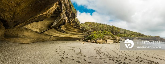 Coastal cliffs on the Truman track, close to Punakaiki and Greymouth. Paparoa National Park, New Zealand