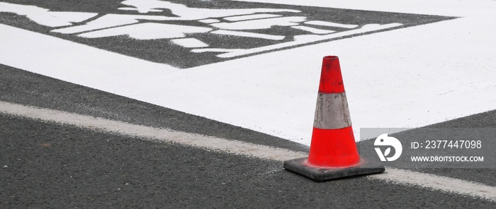 Signalisation routière marquant le danger et invitant à la prudence devant des enfants qui traversent