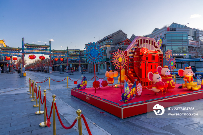 挂红灯笼的北京前门大街牌坊节日装饰