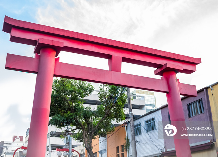 Torii, monumento japonês no Bairro da Liberdade em São Paulo, Brasil