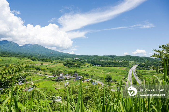 里山の高速道路　行楽シーズン　レジャー　車