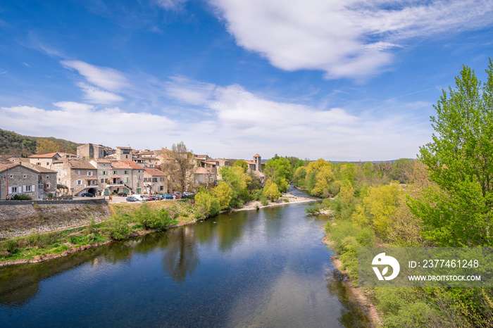 France, Ardèche (07), le village de Lanas sur la rive droite de la rivière Ardèche, en amont des Gorges.