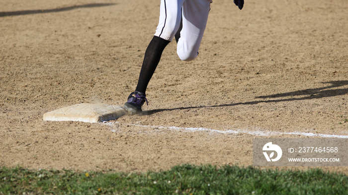 baseball player rounding the base