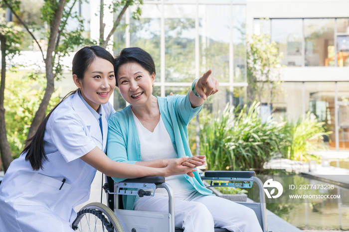 一个年轻女医生给一个老年人康复