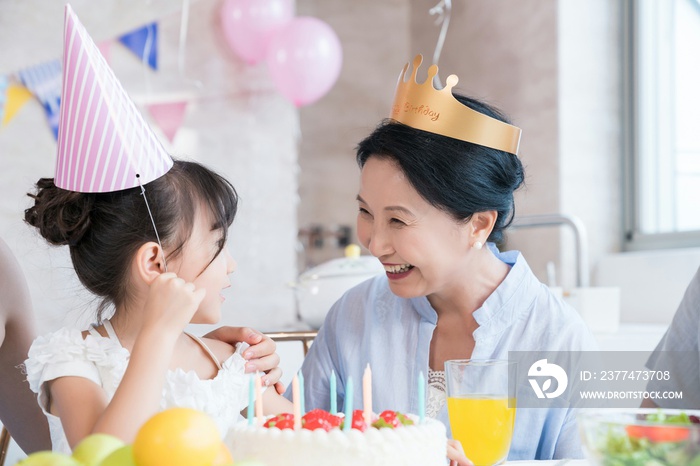 祖母给孙女庆祝生日