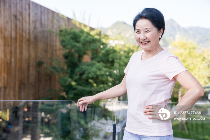 一个老年女人