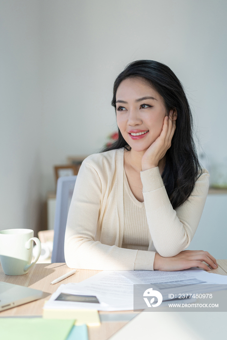 年轻女子休闲办公