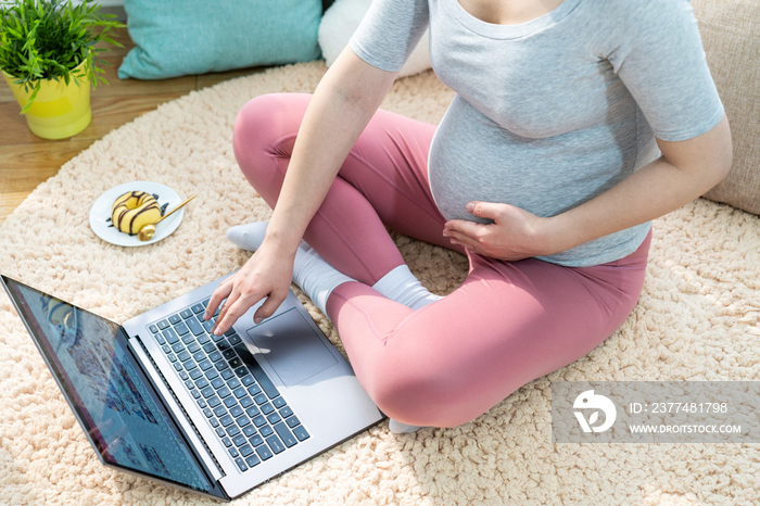 快乐的孕妇使用电脑