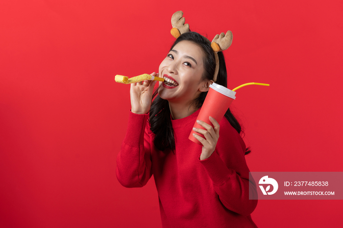 拿着饮料的快乐女子