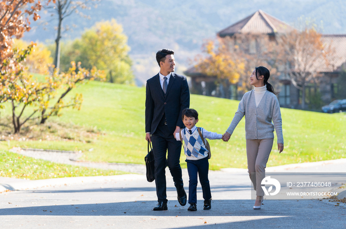 年轻夫妻送孩子去上学