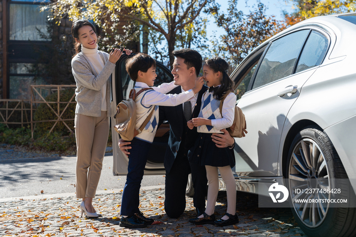 年轻夫妻接孩子放学