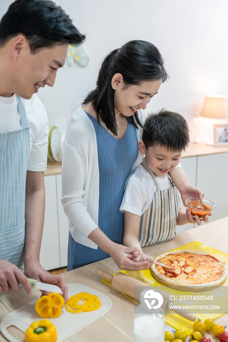 快乐的年轻家庭做披萨