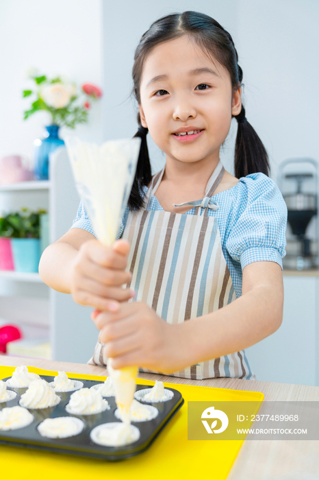 快乐的小女孩制作糕点