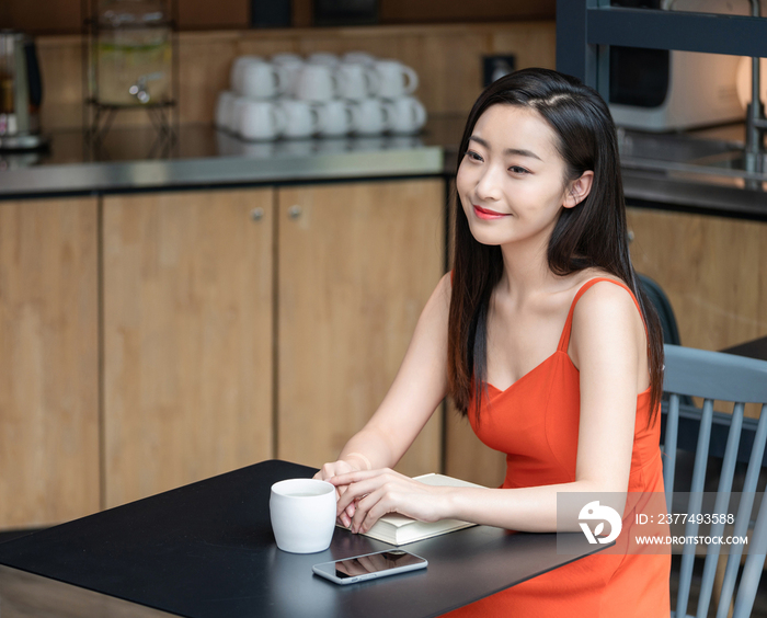 年轻女子看咖啡店看书