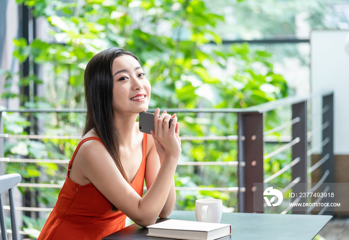 年轻女子在喝咖啡