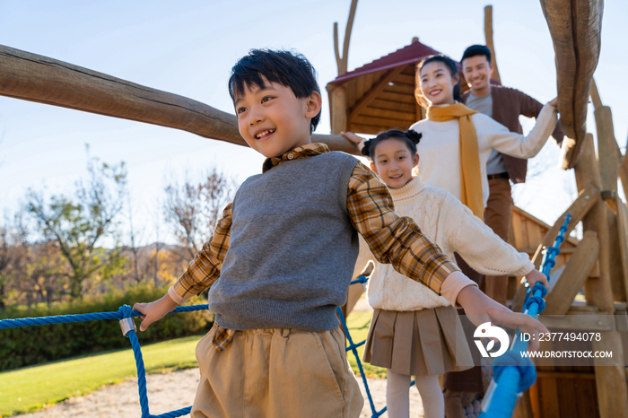 年轻夫妻带着孩子在公园玩耍