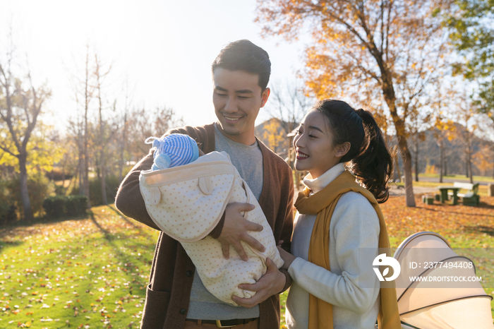 年轻夫妻抱着宝宝