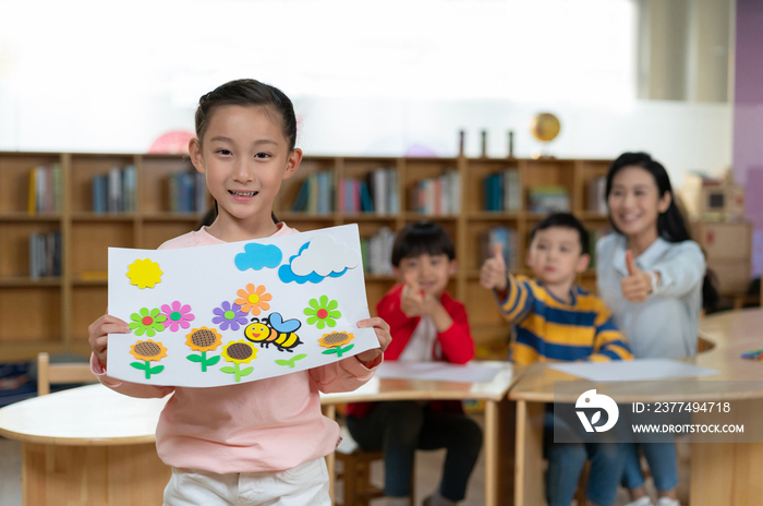 年轻女老师和学生在一起