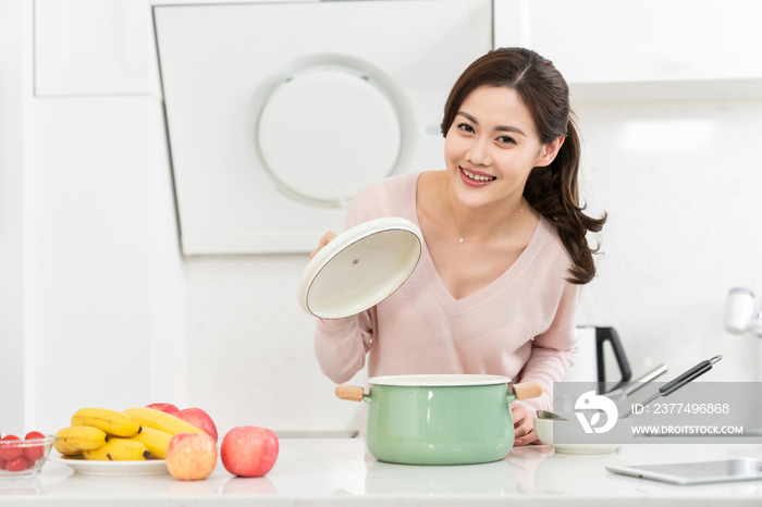 年轻女子在厨房做饭