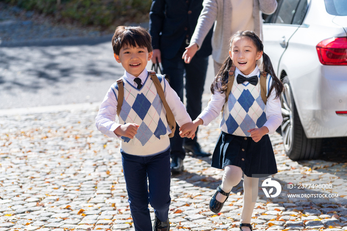 年轻夫妻接孩子放学