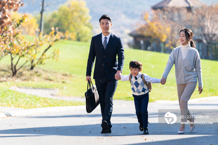 年轻夫妻送孩子去上学